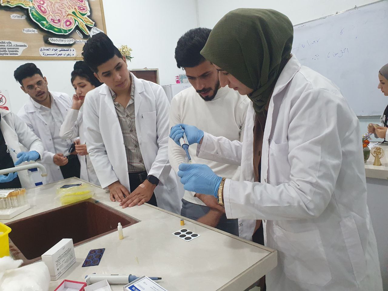 قسم تقنيات المختبرات الطبية ينظم ورشة تعليمية عن كيفية الكشف عن أي إصابة أو التهاب في الجسم عن طريق اختبار CRP test