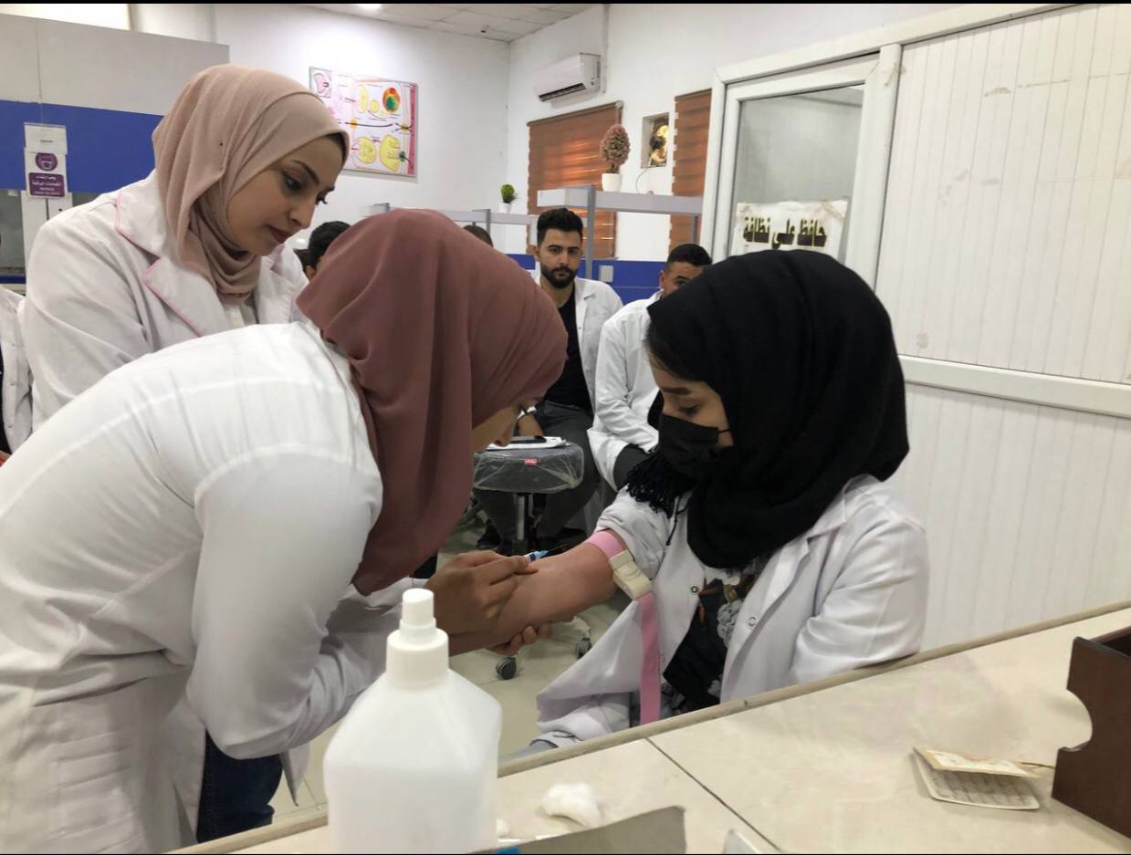 قسم تقنيات المختبرات الطبية يقيم ورشة تدريبية بعنوان (الطرق الصحيحة لسحب الدم)