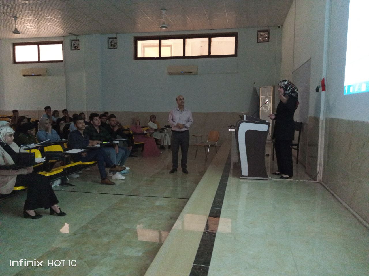 مجموعة طلاب في قسم التخدير يلقون محاضرة علمية بإشراف الدكتور طالب جيجان