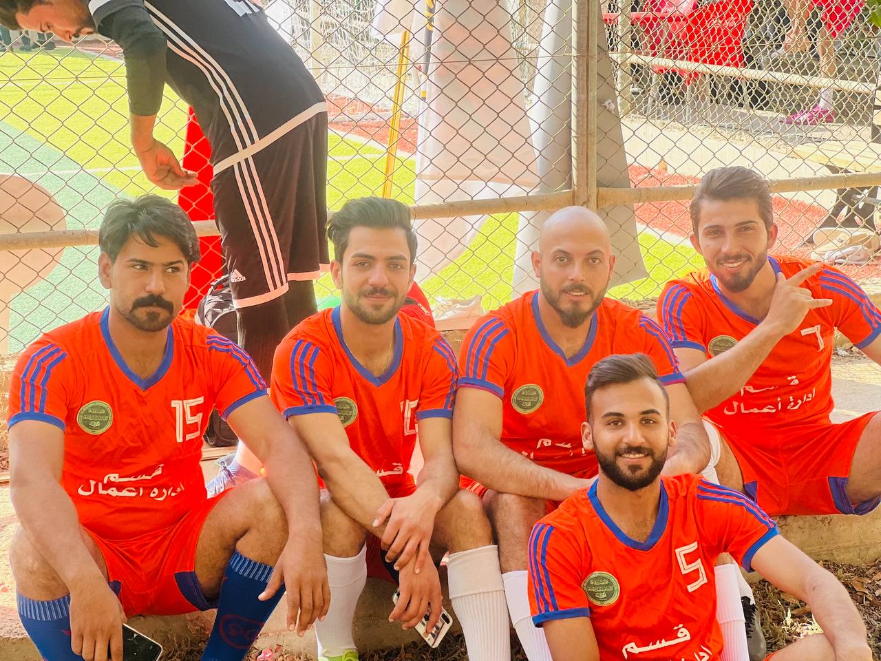 مشاركة طلاب قسم ادارة الاعمال في افتتاحية البطولة الكبرى لخماسي كرة القدم