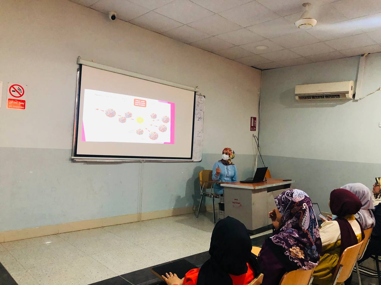 ورشة تعليمية باشراف التدريسية م.م انسام فاضل علي بعنوان (السلامة العامة للعاملين في المختبرات العلمية الجامعية )