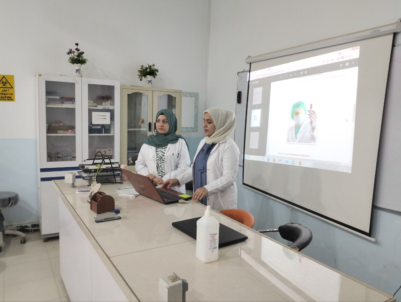 قسم تقنيات المختبرات الطبية يقيم ورشة تعليمية بعنوان كيفية تجنب تلوث العينات في المختبر