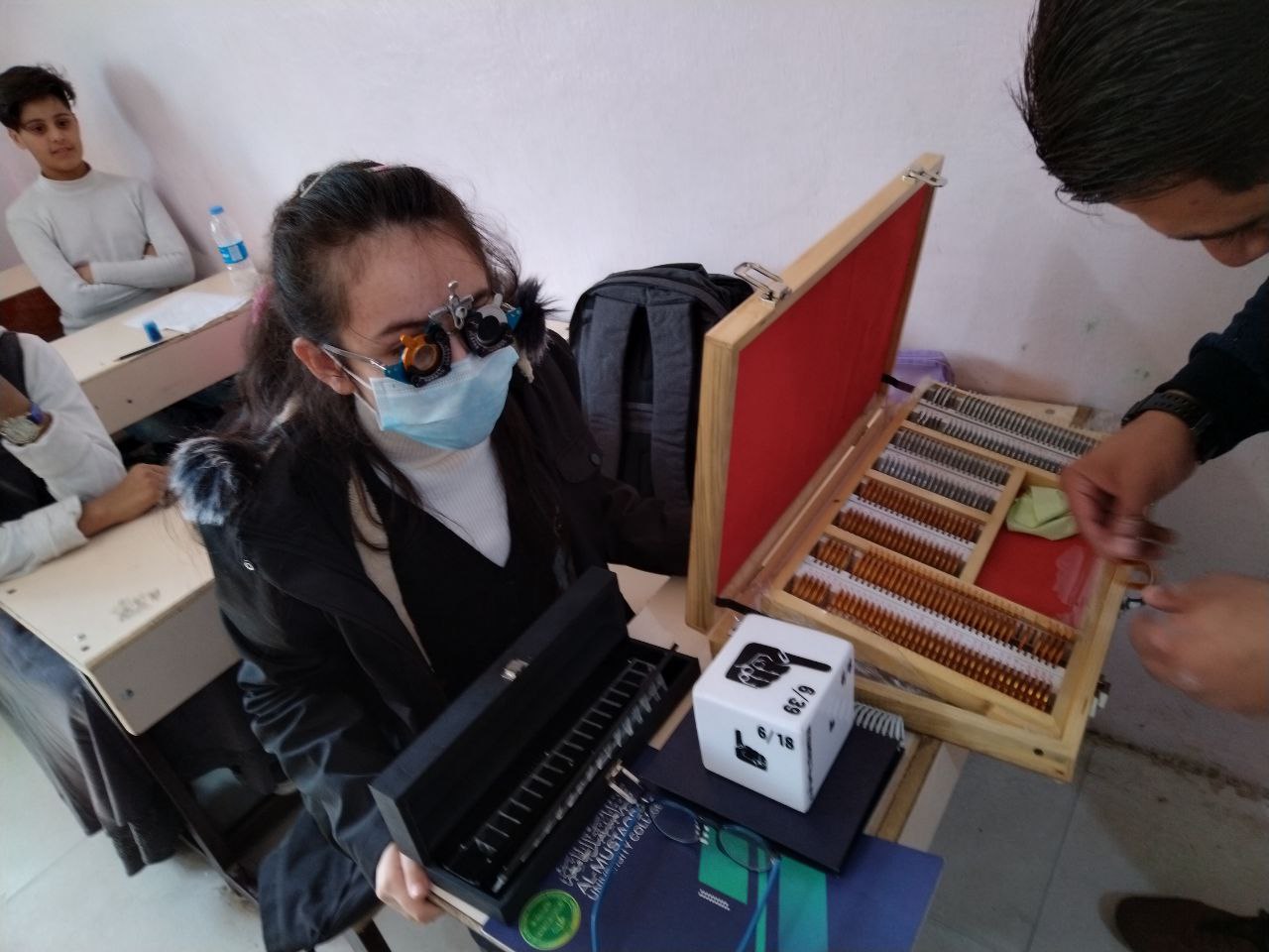 زيارة كادر قسم تقنيات البصريات لأحد مدارس الابتدائية لفحص بصر التلاميذ 