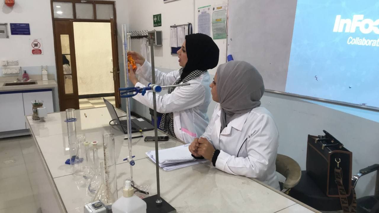 قسم تقنيات المختبرات الطبية في كلية المستقبل الجامعة يقيم ورشة تعليمية لطلاب المرحلة الاولى للتعرف عن الأدوات الزجاجية المستعملة في المختبر