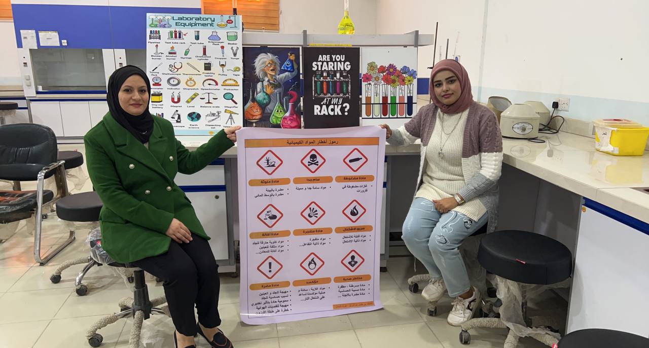 طلبة قسم تقنيات المختبرات الطبية يقومون بنشاط يتضمن تجهيز لوحات وبوسترات تعليمية