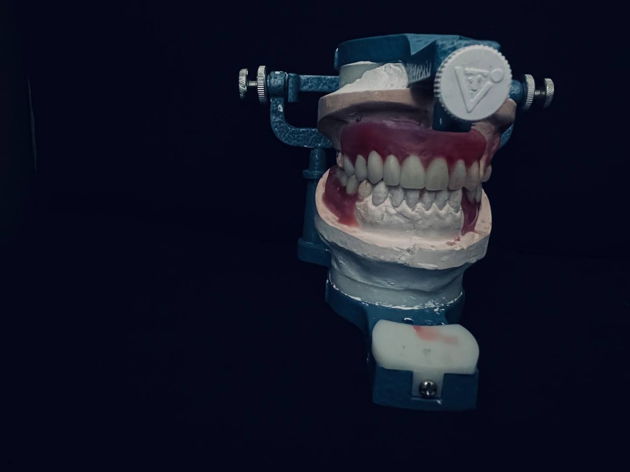 أجراء مسابقة علمية لاحسن عمل في صناعة الاسنان لطلبة المرحلة الثالثة وبأشراف الدكتور علي شفيق 