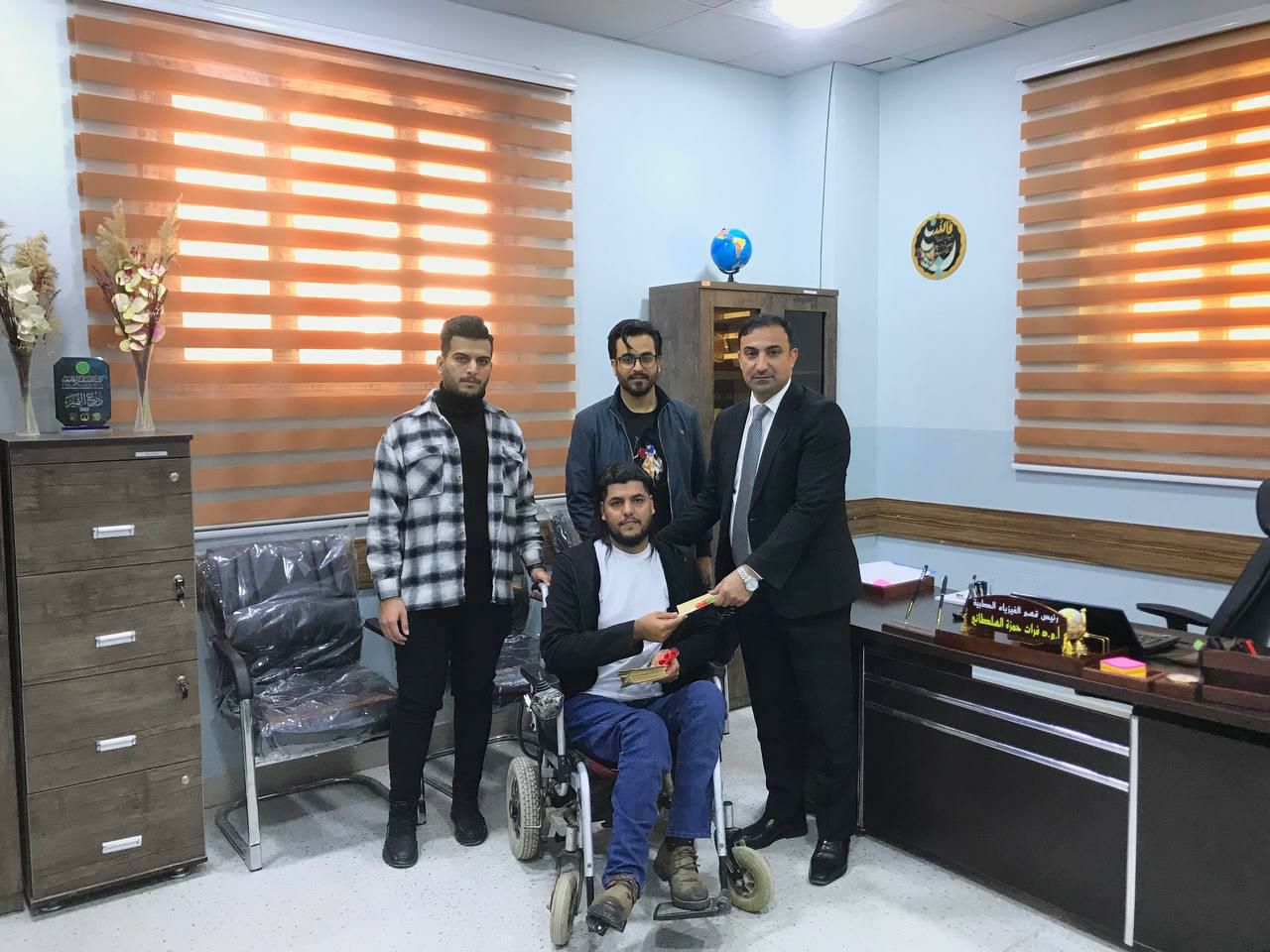 حملة توعوية داخل اروقة كلية المستقبل  بعنوان ( بث الطاقه الايجابيه بين الطلاب ) للتدريسية م.م علا علي عبيد