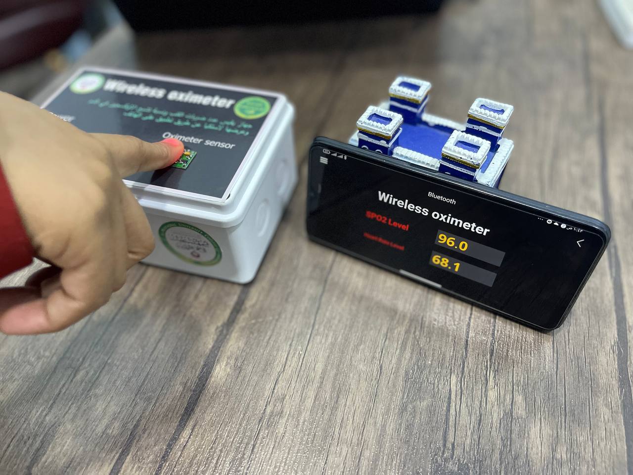 ابتكار وبرمجة جهاز قياس عدد ضربات القلب ونسبة تشبع الأوكسجين في الدم 