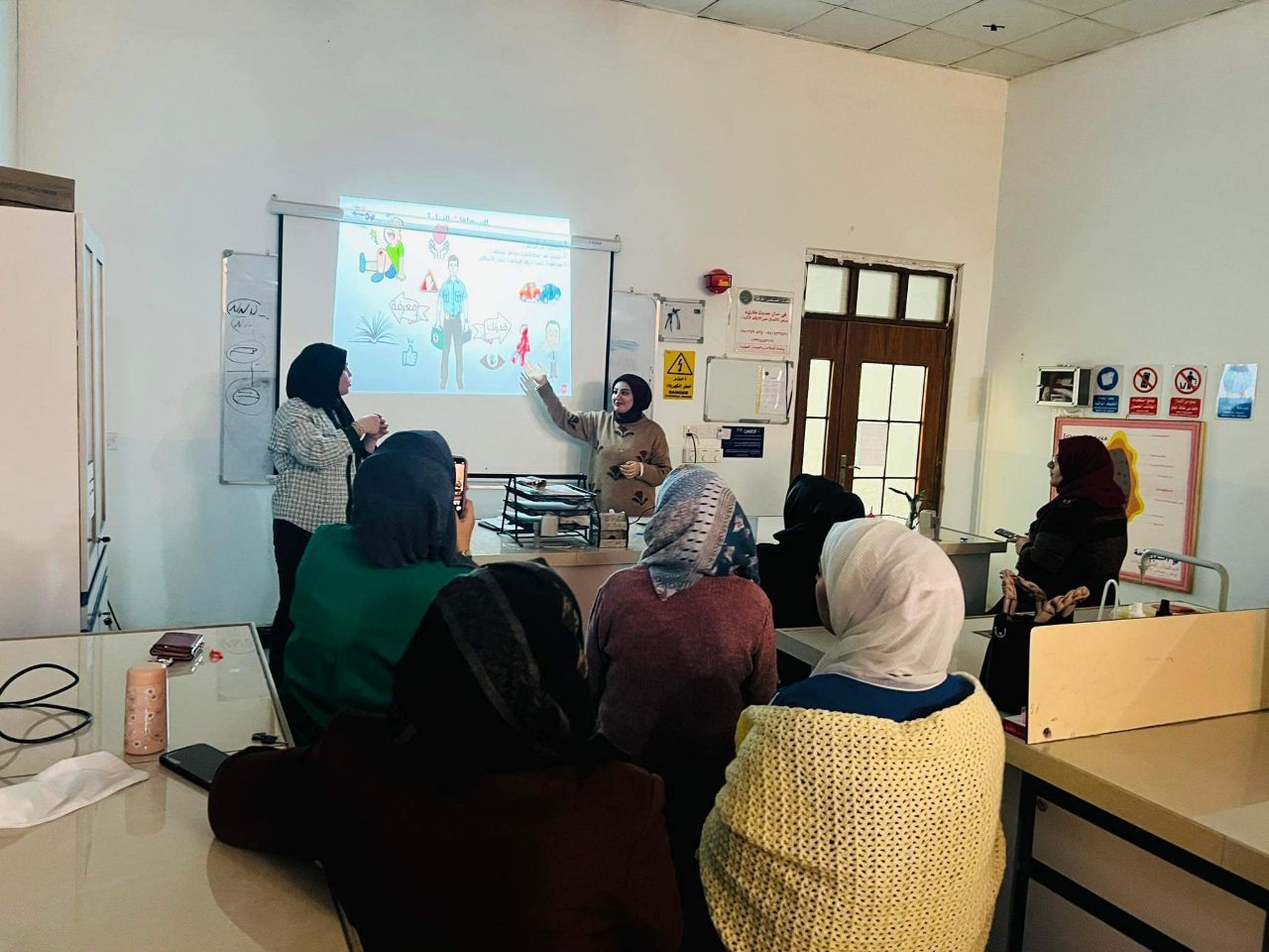 قسم تقنيات المختبرات الطبية يقيم ورشة تعليمية تحت عنوان الاسعافات الاولية (كيفية التعامل مع حالات الاختناق )