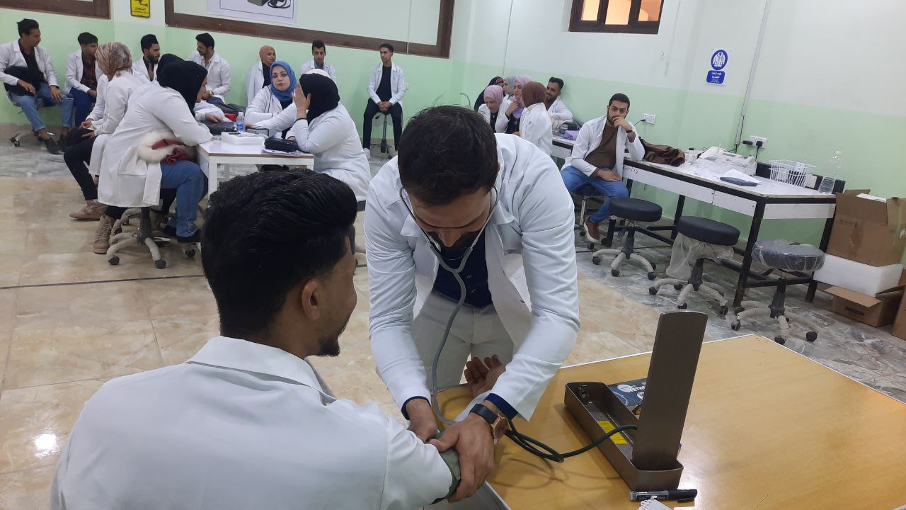 (قياس ضغط الدم) ورشة داخل مختبرات قسم علوم الفيزياء الطبية للمعيدة سارة حامد دانه