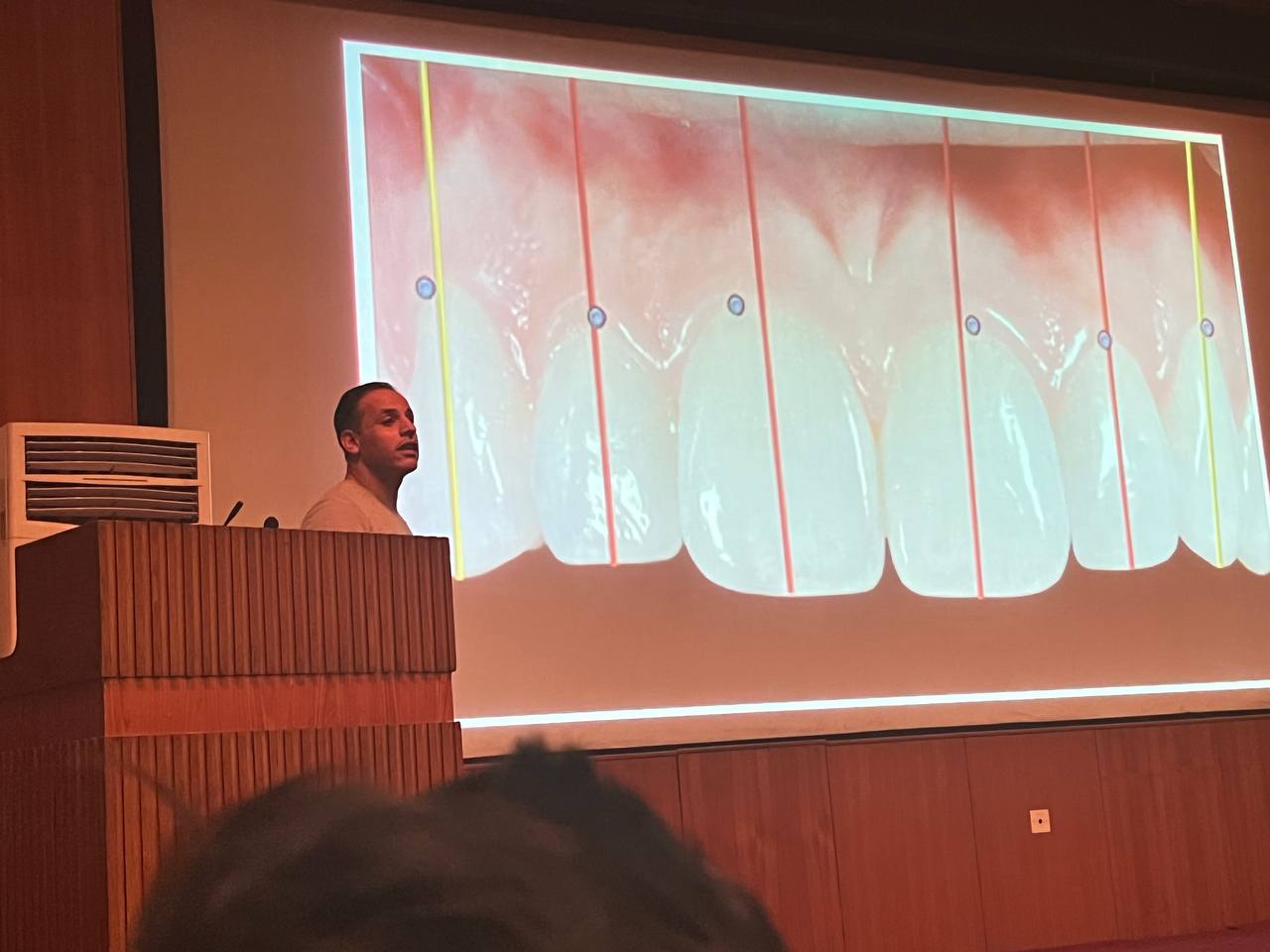 مشاركة التدريسي في قسم طب الاسنان الدكتور رياض عبد الحمزه السيباوي بالقاء محاضره في المؤتمر الذي اقيم في قاعه درب الموسوي