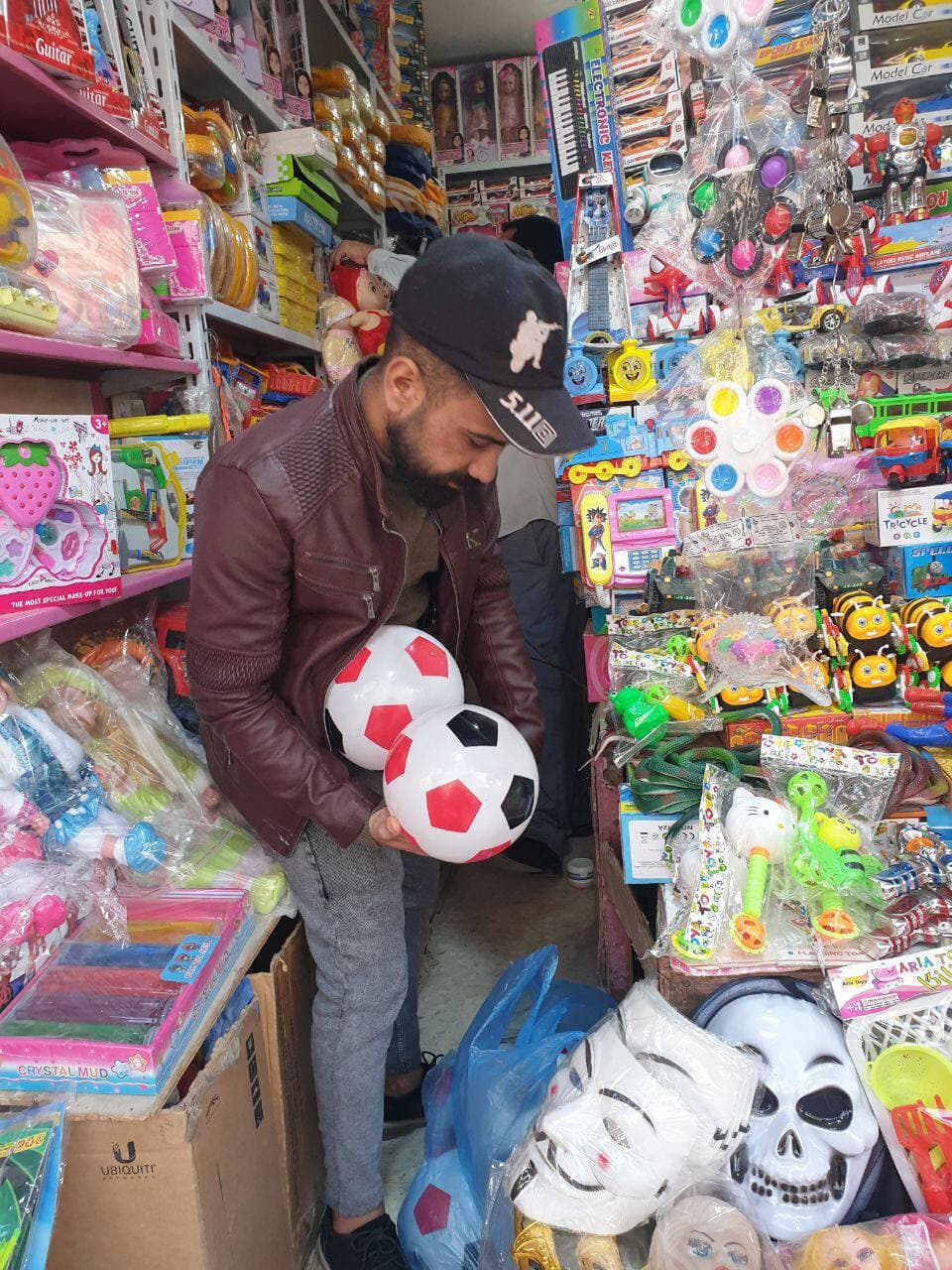 طلبة قسم تقنيات المختبرات الطبية مبادرة إنسانية تتضمن هدايا والعاب على العوائل المتعففة في محافظة بابل  