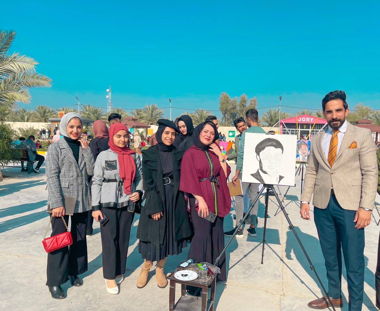 قسم الصيدلة يقيم معرض للرسم في حديقة الكلية.