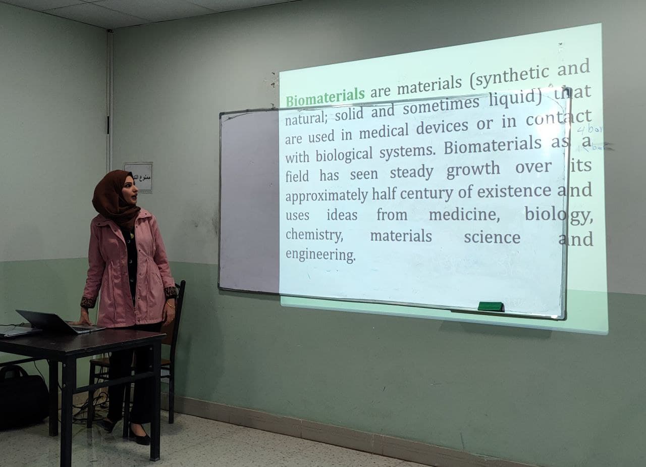 تدريسية في قسم تقنيات التخدير يقيم سمنر بعنوان ( مقدمة عن المواد الحياتية )