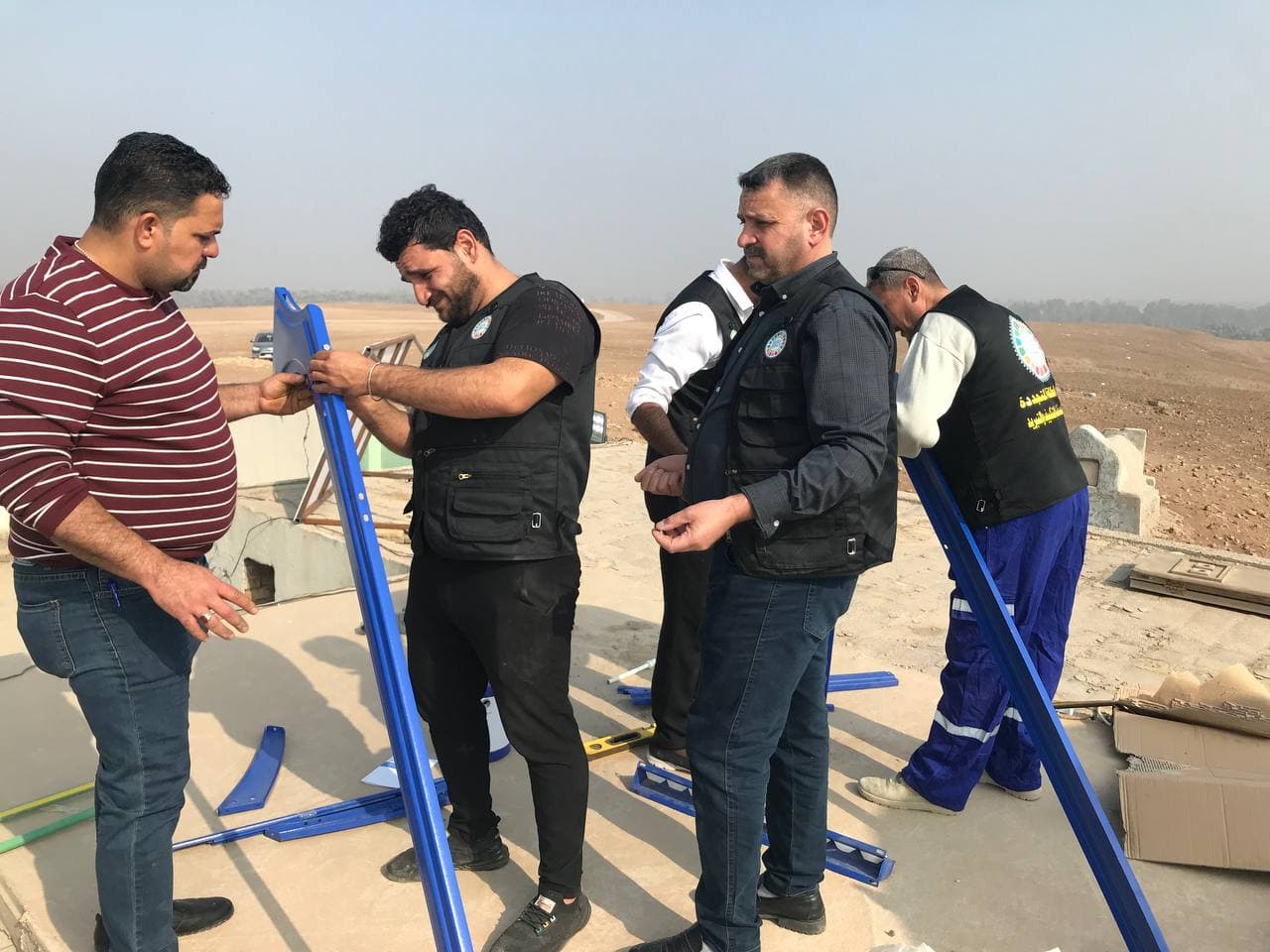 فريق الطاقة المتجددة التطوعيّ ينفذ مشروع سخان يعمل بالطاقة الشمسية.