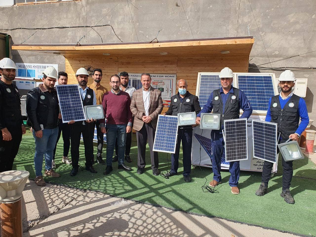 تنفيذ مشروع انارة ابنية وساحات كلية المستقبل بالطاقة الشمسية 