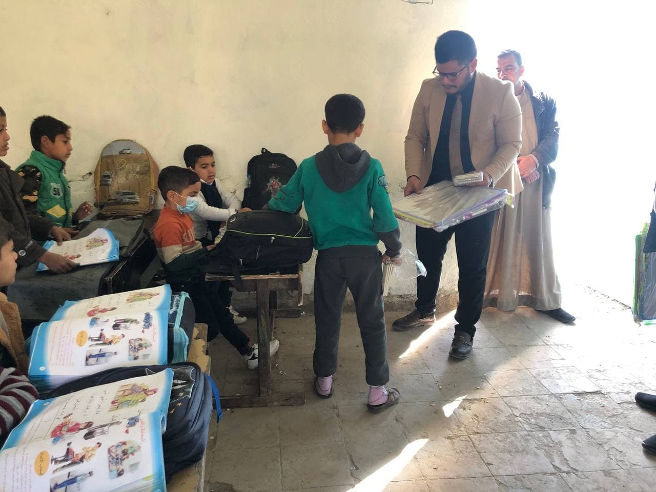 قسم ادارة الاعمال ينظم نشاط لزيارة احدى المدارس 