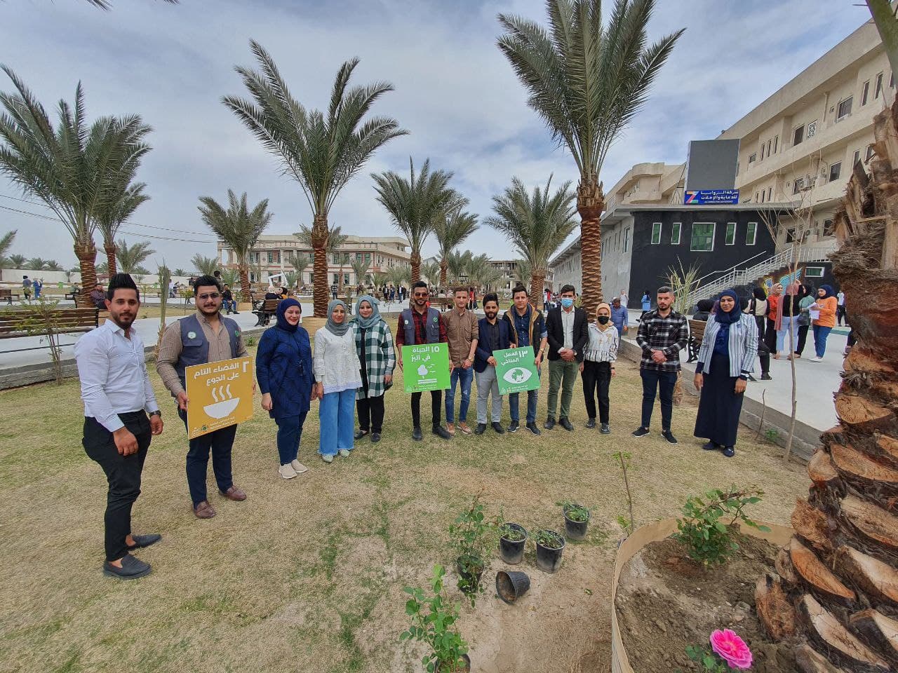 قسم ادارة الاعمال ينظم حملة لزراعة الاشجار في كلية المستقبل الجامعة 