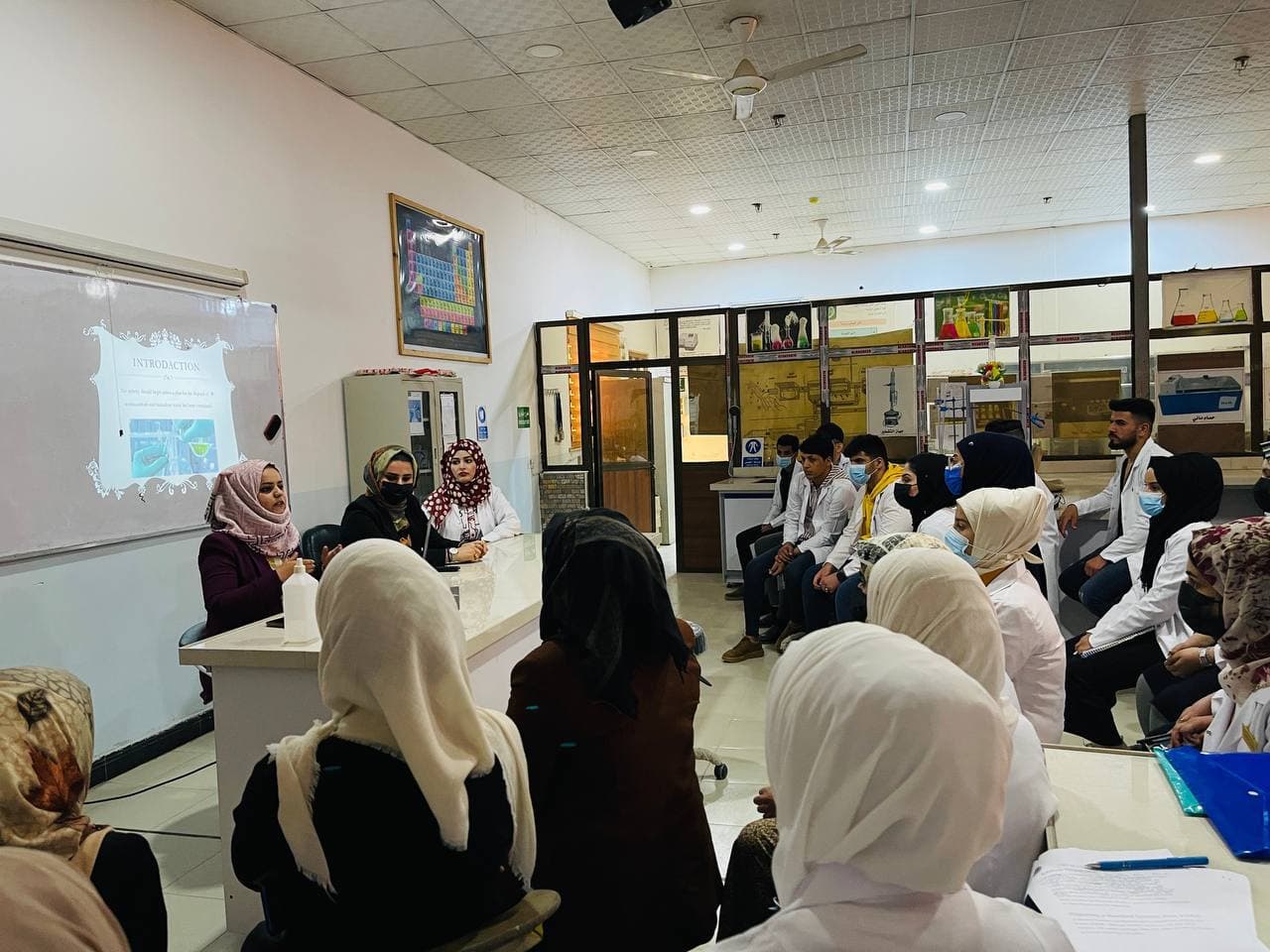 قسم تقنيات المختبرات الطبية يقيم ندوه علمية بعنوان( ادارة ومعالجة المخلفات الكيميائية في المختبرات التعليمية)