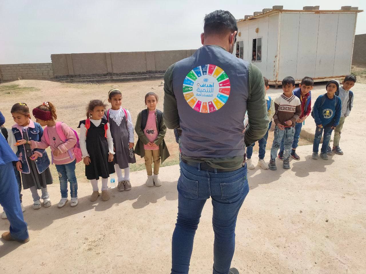 حملة توزيع قرطاسية مدرسية على المدارس الكرفانية في محافظة ذي قار وذلك تطبيقا للهدف الاول للتنمية المستدامة (القضاء على الفقر) والهدف الرابع (التعليم الجيد)