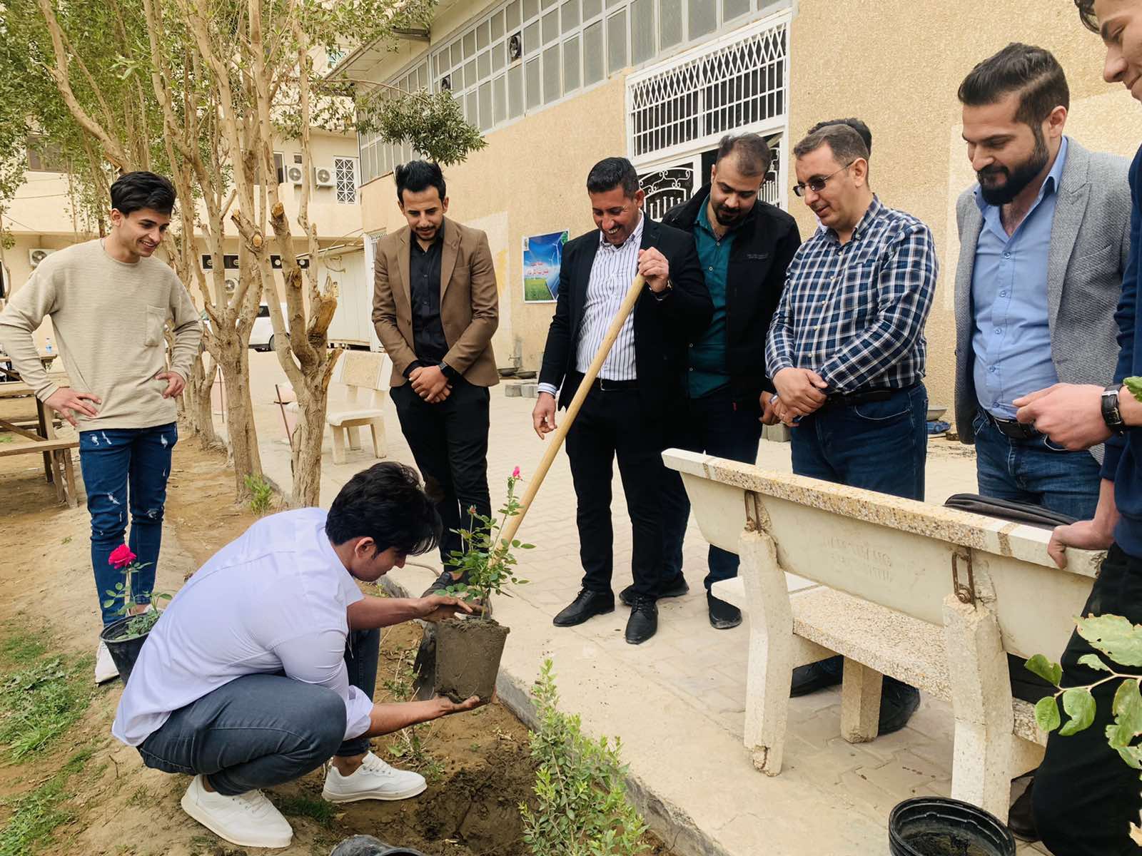  قسم هندسة تقنيات الحاسوب بالتعاون مع الانشطة الطلابية المركزية يقيم حملة تشجير داخل كلية المستقبل