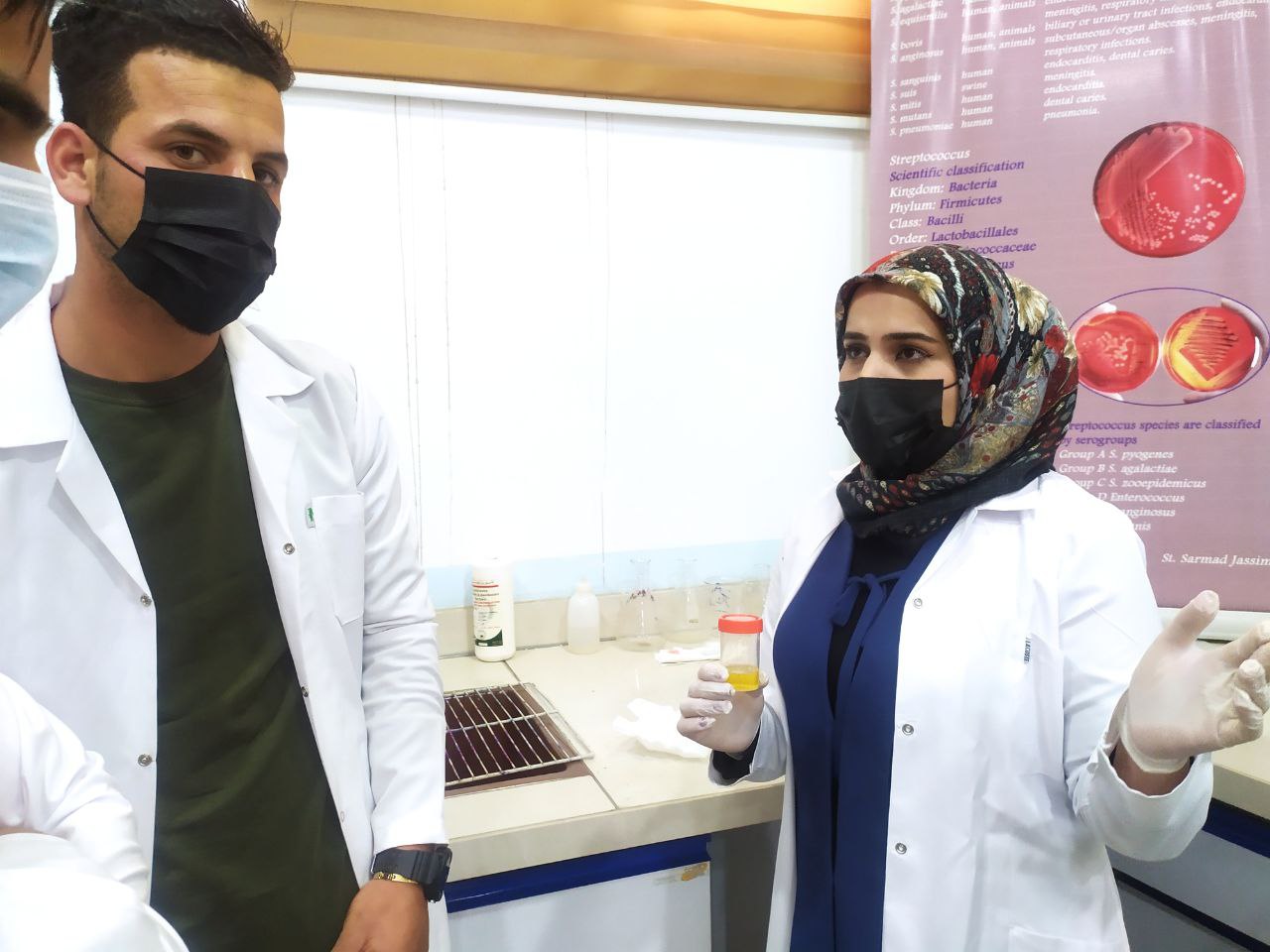 قسم تقنيات المختبرات الطبية في كلية المستقبل الجامعة يقيم ورشه تدريبه الفحص الفيزيائي للادرار لمعرفة الخواص الطبيعية