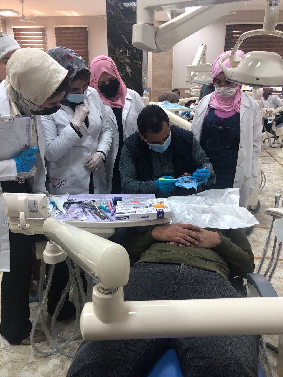 أجراء حشوات أمامية في عيادات طب الأسنان باستخدام Rubber Dum 