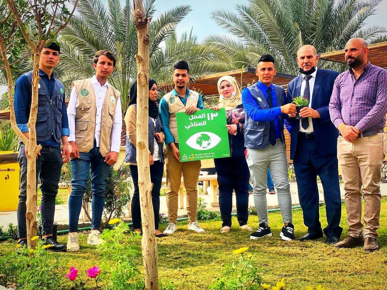 قسم تقنيات المختبرات الطبيه يقيم حملة تشجير في داخل  الكليه 