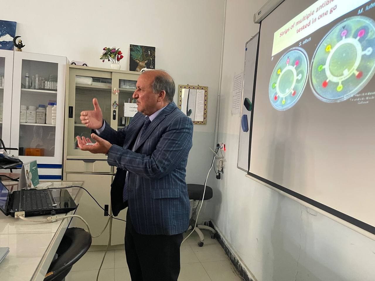 قسم تقنيات المختبرات الطبيه يقيم ورشه عمل علميه بعنوان (تحديد المضاد الحيوي المناسب للعلاج)