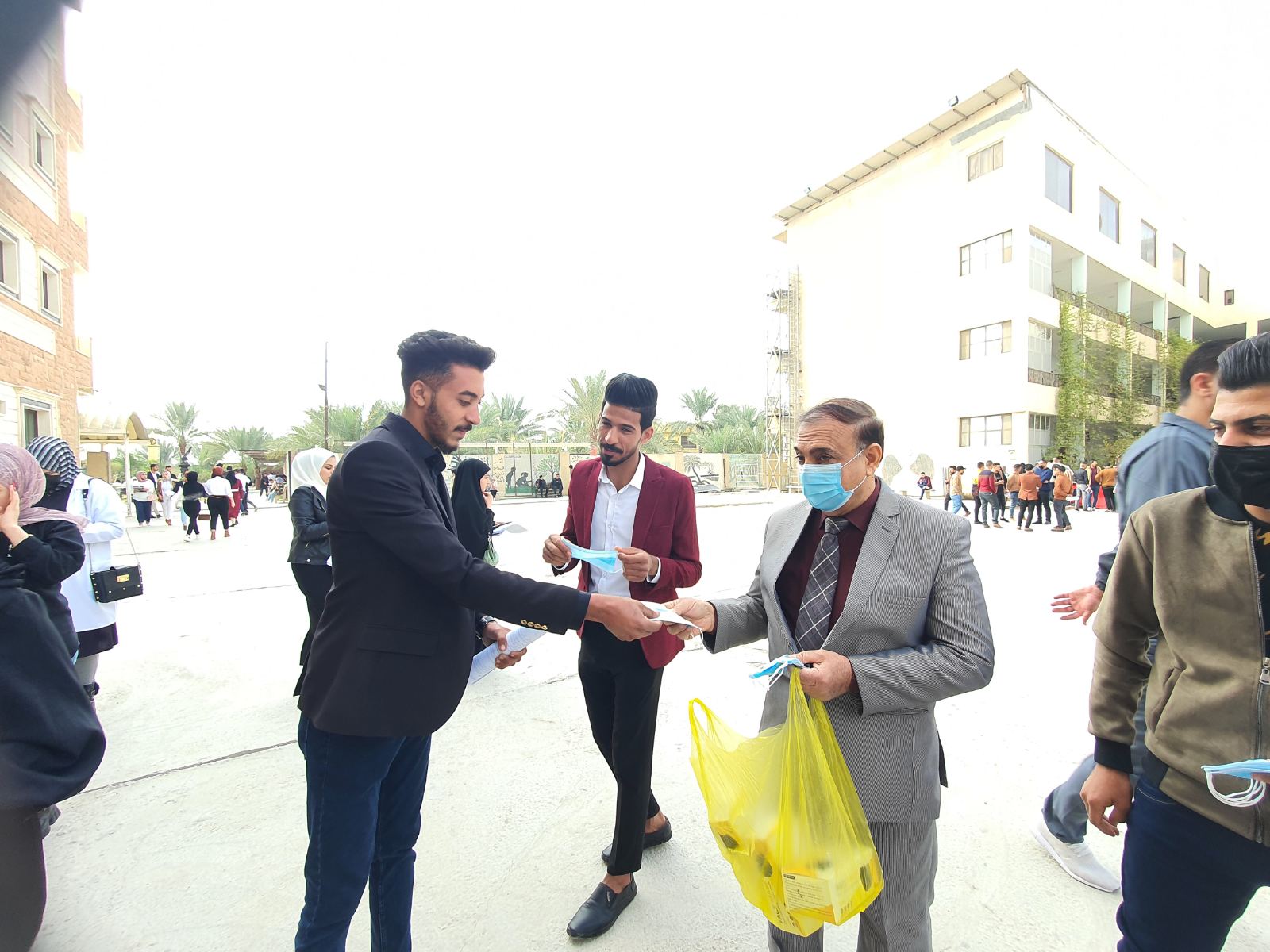 حملة تطوعية لتوزيع الكمامات في اروقة الكلية 