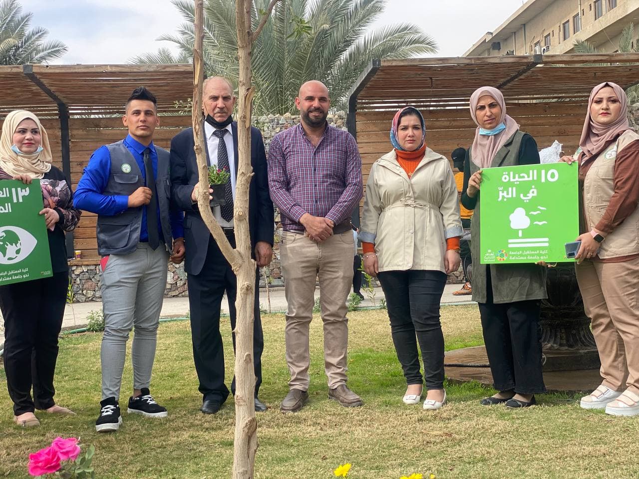 قسم تقنيات المختبرات الطبية يشارك بحملة لزراعة انواع متعددة من الازهار واشجار دائمة الخضرة