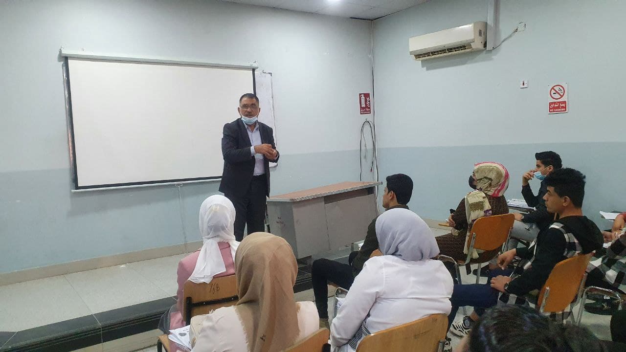 قسم تقنيات المختبرات الطبية يقيم ورشة تثقيفية للتعريف بأسلوب التداول والتعامل الامن مع المواد الكيمياويه المختبريه)