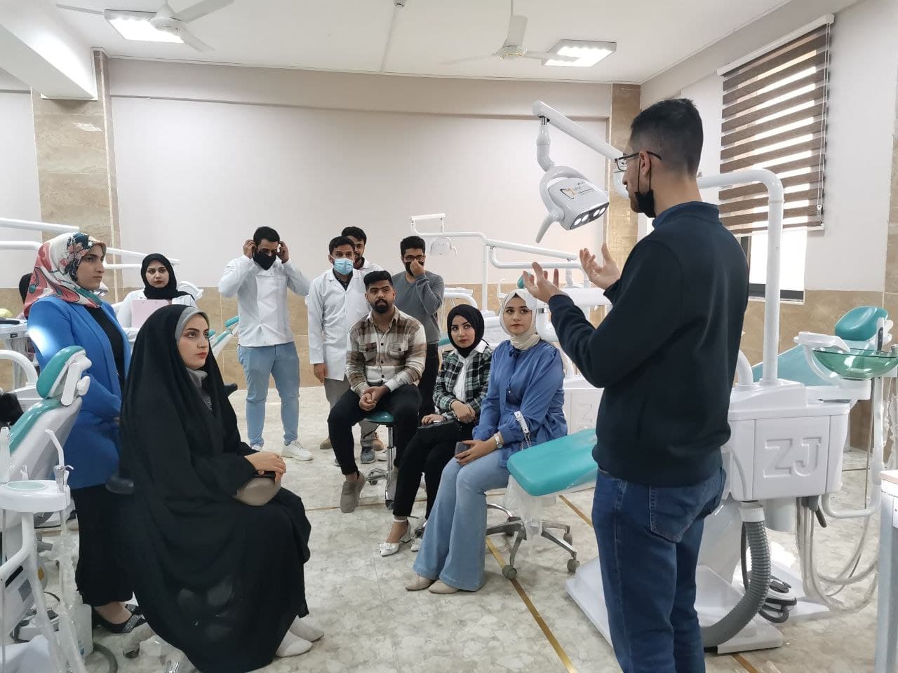 Holding an awareness lecture on the ethics and methods of cooperation between dentists and dental technicians in the Dental Department