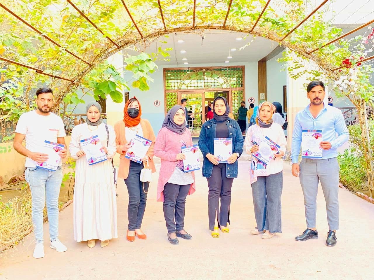 قسم ادارة الاعمال يوزع بروشورات ترويج لهدف ( القضاء على الجوع ) 