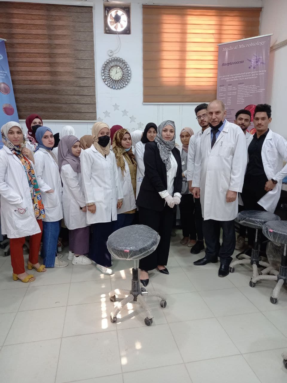 قسم تقنيات المختبرات الطبية يقيم ورشة تدريبية وبعنوان طرق تحضير الاوساط الزرعيه