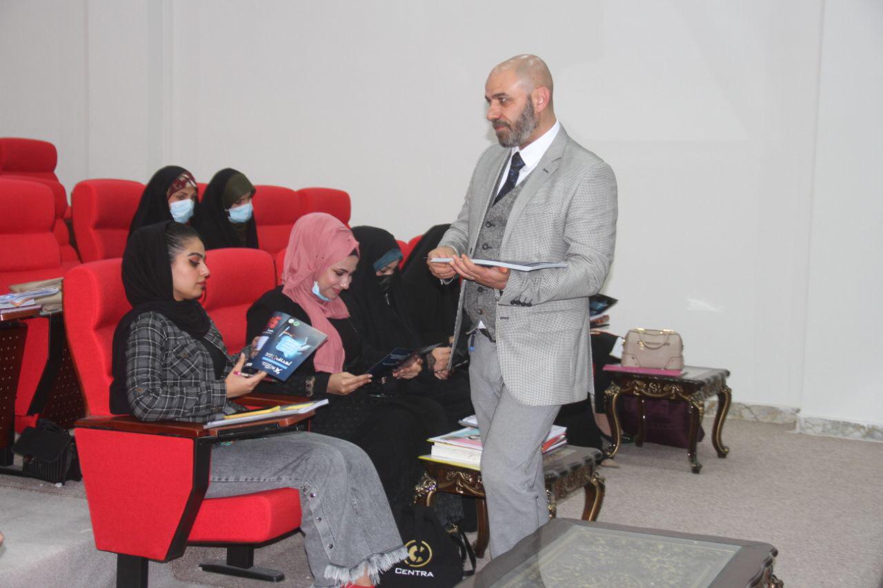 قيام التدريسي في قسم القانون م.د اسعد غالي محاضرة تثقيفية حول الحد من ظاهرة المخدرات وتوزيع برشورات 