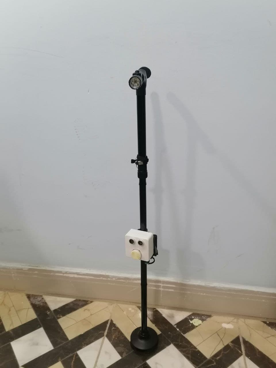 صنع عصا لمساعدة المكفوفين