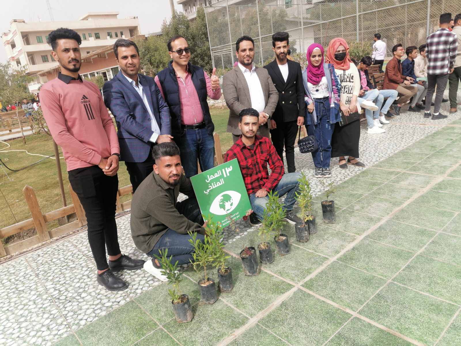 تنظيم حملة تشجير حدائق الكلية من قبل الفريق العمل التطوعي في قسم القانون