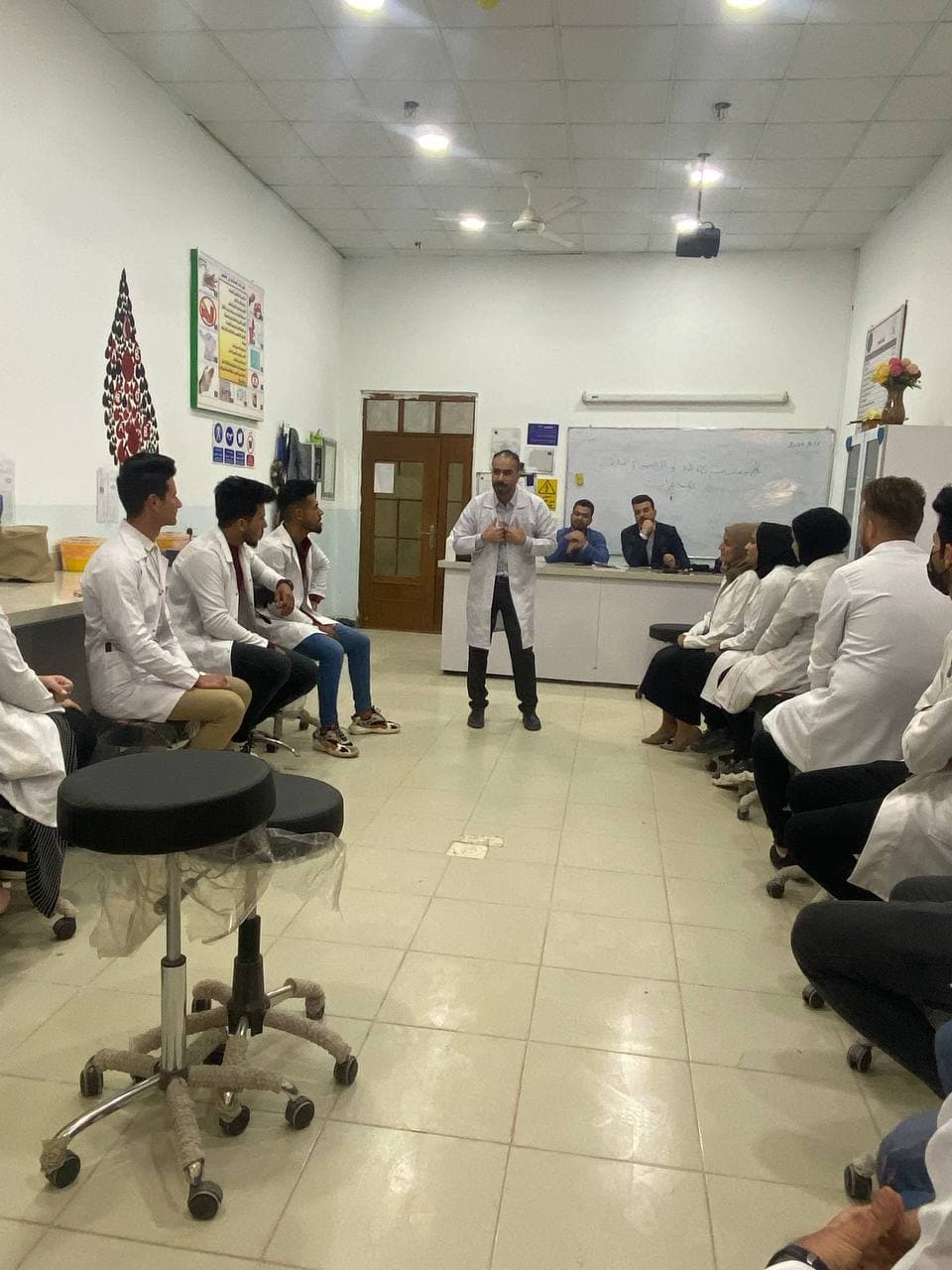 قسم تقنيات المختبرات الطبية يقيم ورشة عمل حول الاسعافات الاولية والصحة والسلامة المختبرية