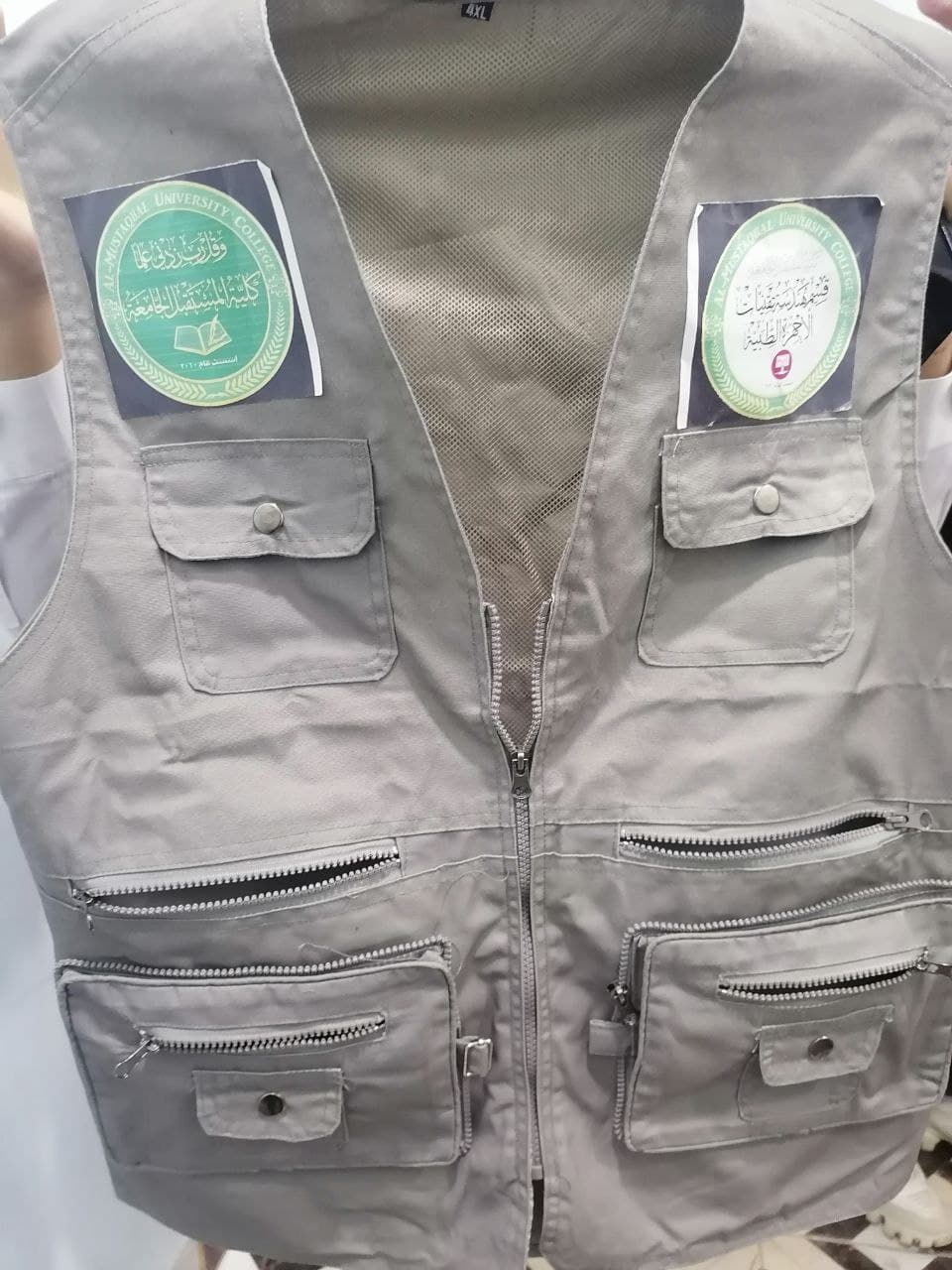 طبع ستر عليها شعار الكلية والقسم والتنمية المستدامة