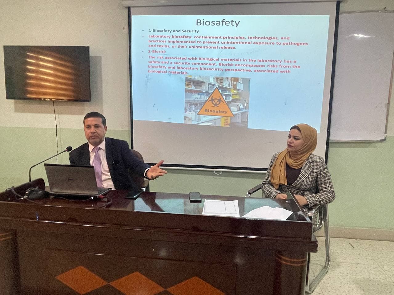 من مبدأ الشراكه بين الجامعه الحكوميه والاهليه وبرعاية عميد كلية المستقبل الجامعه يقيم قسم تقنيات المختبرات الطبيه ورشه علميه بعنوان السلامه والامن الحيوي في المختبرات