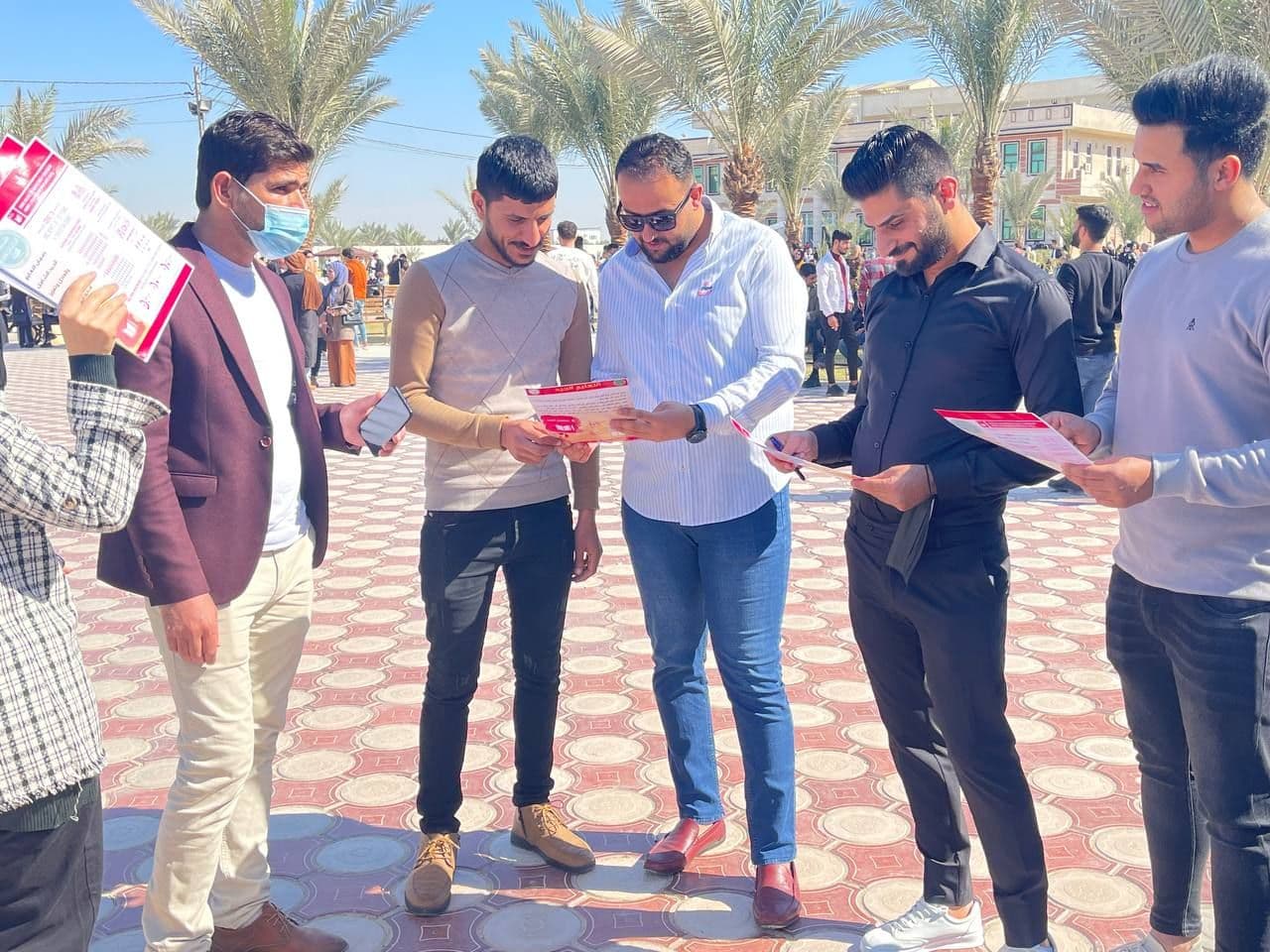 طلبة قسم ادارة الاعمال يوزعون بروشرات تثقيفية عن التنميه المستدامة