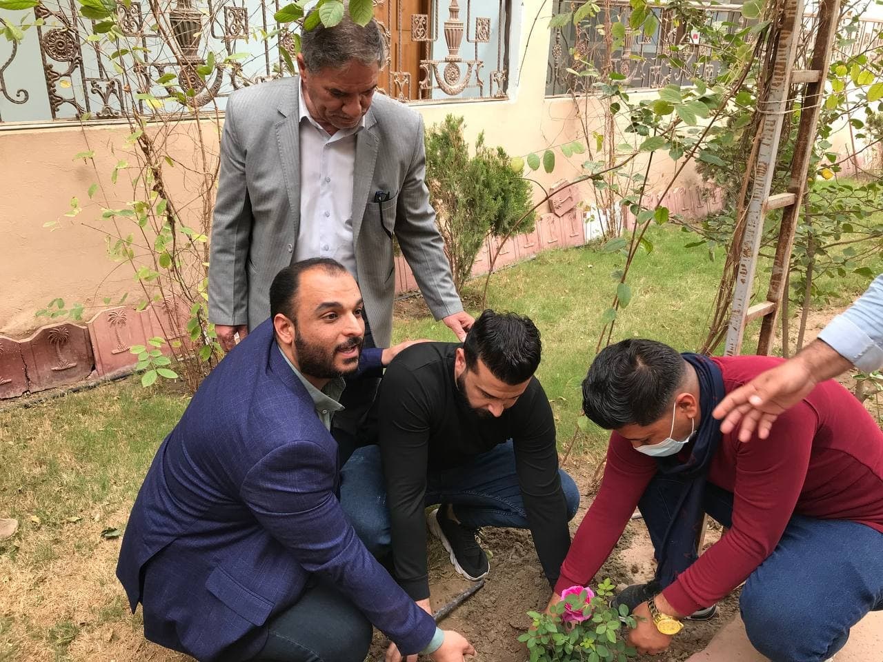 حملة تطوعية لزراعة شتلات الزهور في حديقة البناية الهندسية في كلية المستقبل الجامعة 