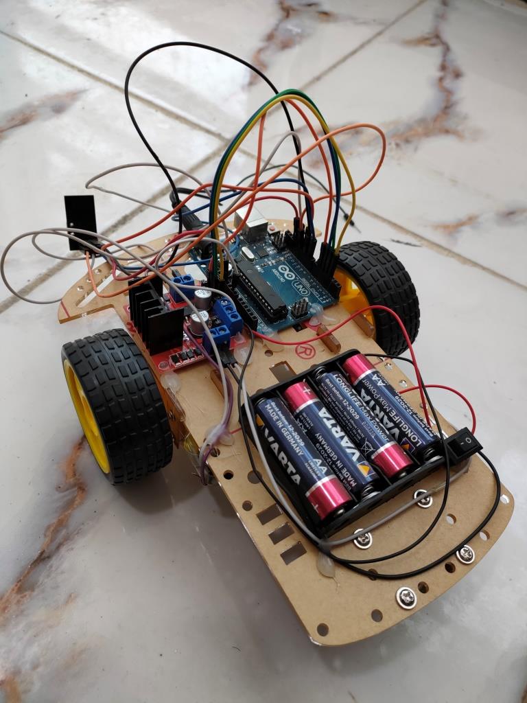 نظام التحكم في الكرسي المتحرك باستخدام واجهة كمبيوتر الدماغ (جهاز EPOC X)