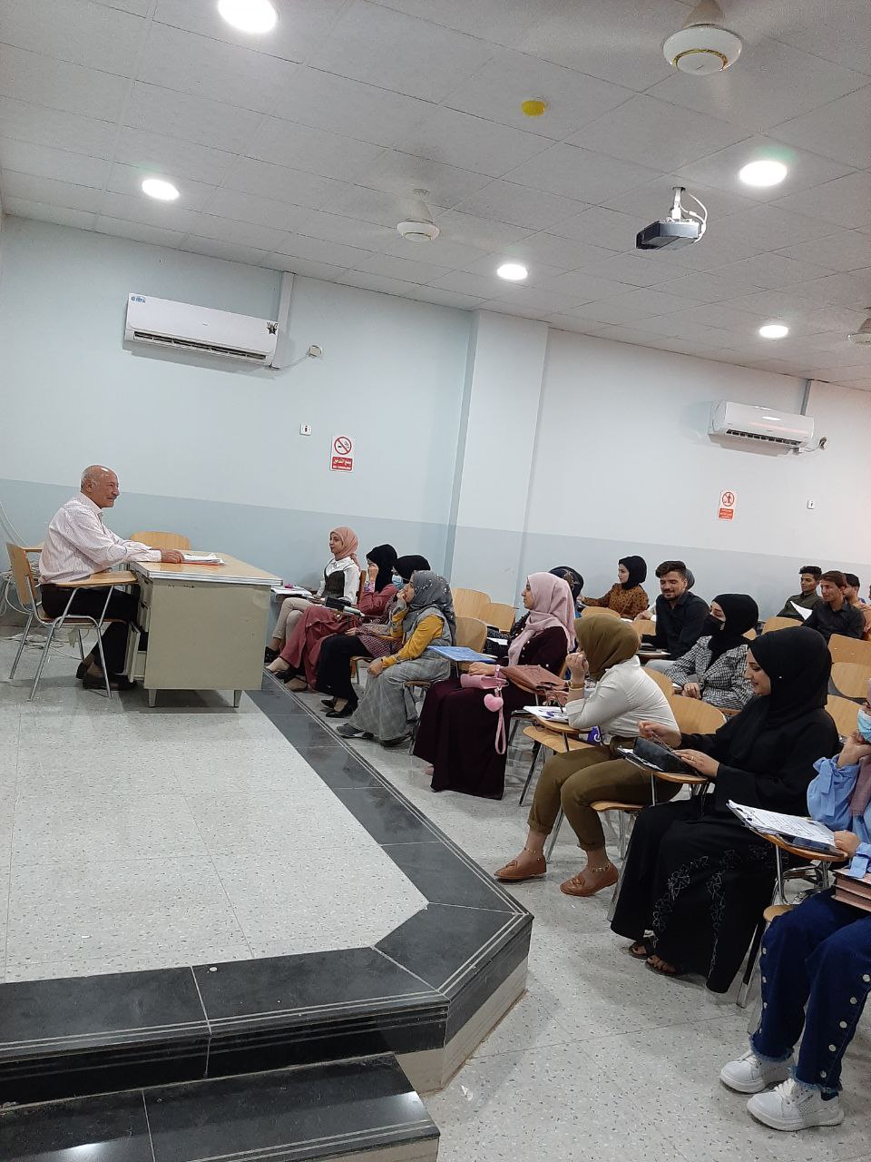 لجنة الارشاد التربوي لقسم تقنيات المختبرات الطبية تعقد لقاء مع طلبة المرحلة الثانية