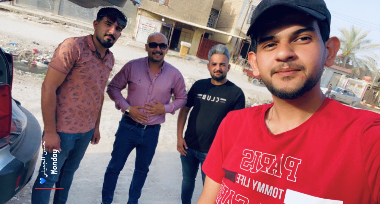 عدد من اساتذة وطلبة قسم ادارة الاعمال يوزعون سلات غذائية 