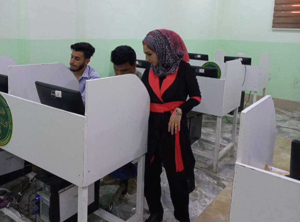 ورشة عمل عن كيفيه تطبيق برنامج مايكروسوف اوفس في اعداد محاضرة سمنربهيئه بوربوينت وتطبيقها  في الحاسبة لطلاب قسم التمريض في مختبرات  كلية المستقبل الجامعة