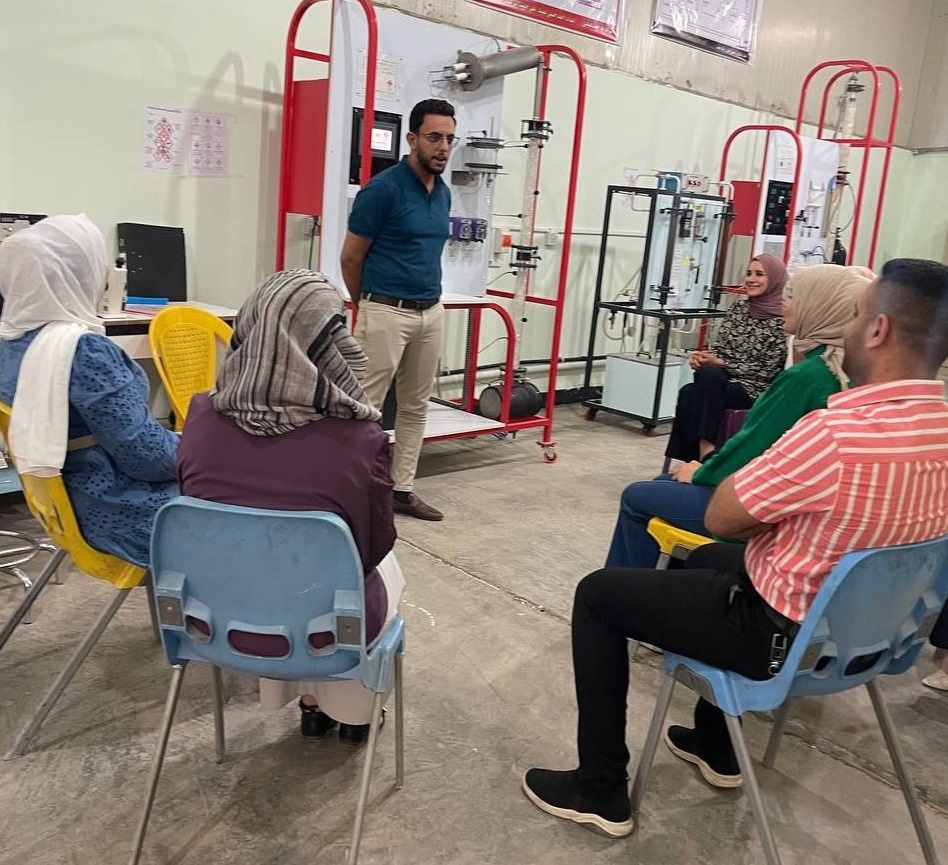 ورشة علمية تحت عنوان (استخدام جهاز التقطير في عملية فصل مكونات الخليط بناءً على اختلاف نقطة الغليان)