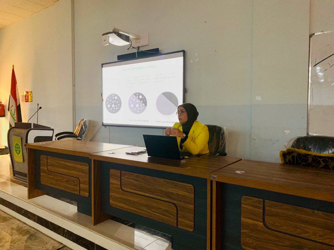 القاء سمنار للتدريسية د. رؤى محمد منير بعنوان "Drug delivery carriers: a new manufacturing process approach"