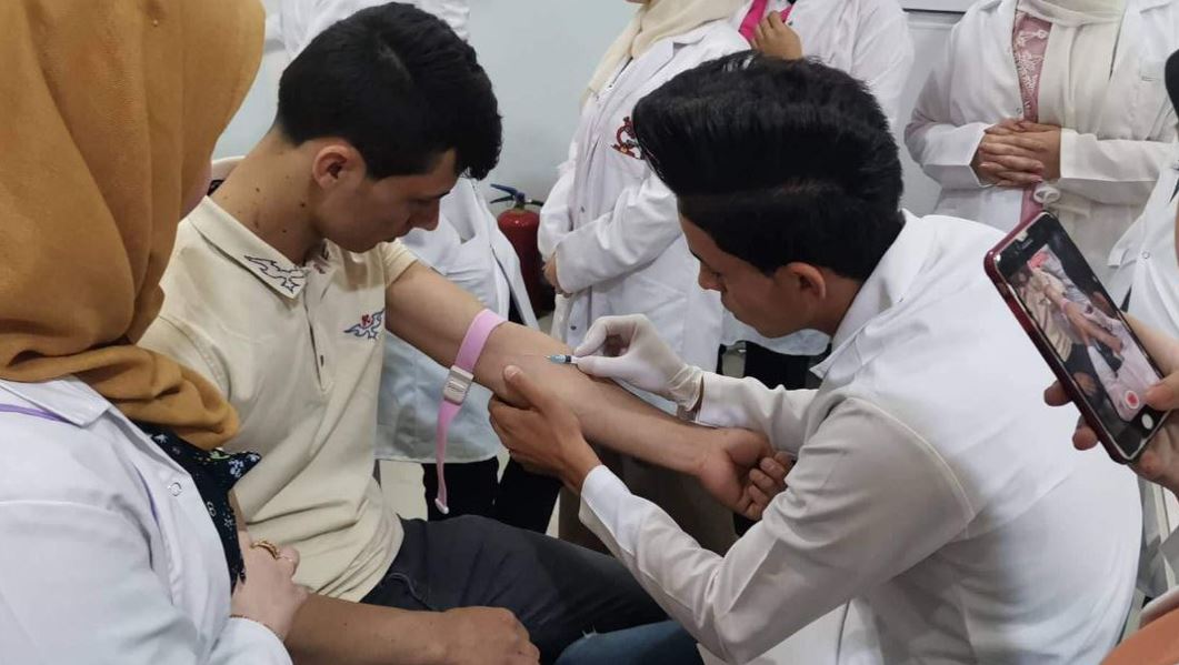 قسم تقنيات المختبرات الطبية في كلية المستقبل الجامعة يقيم ورشه تدريبه عن سحب الدم